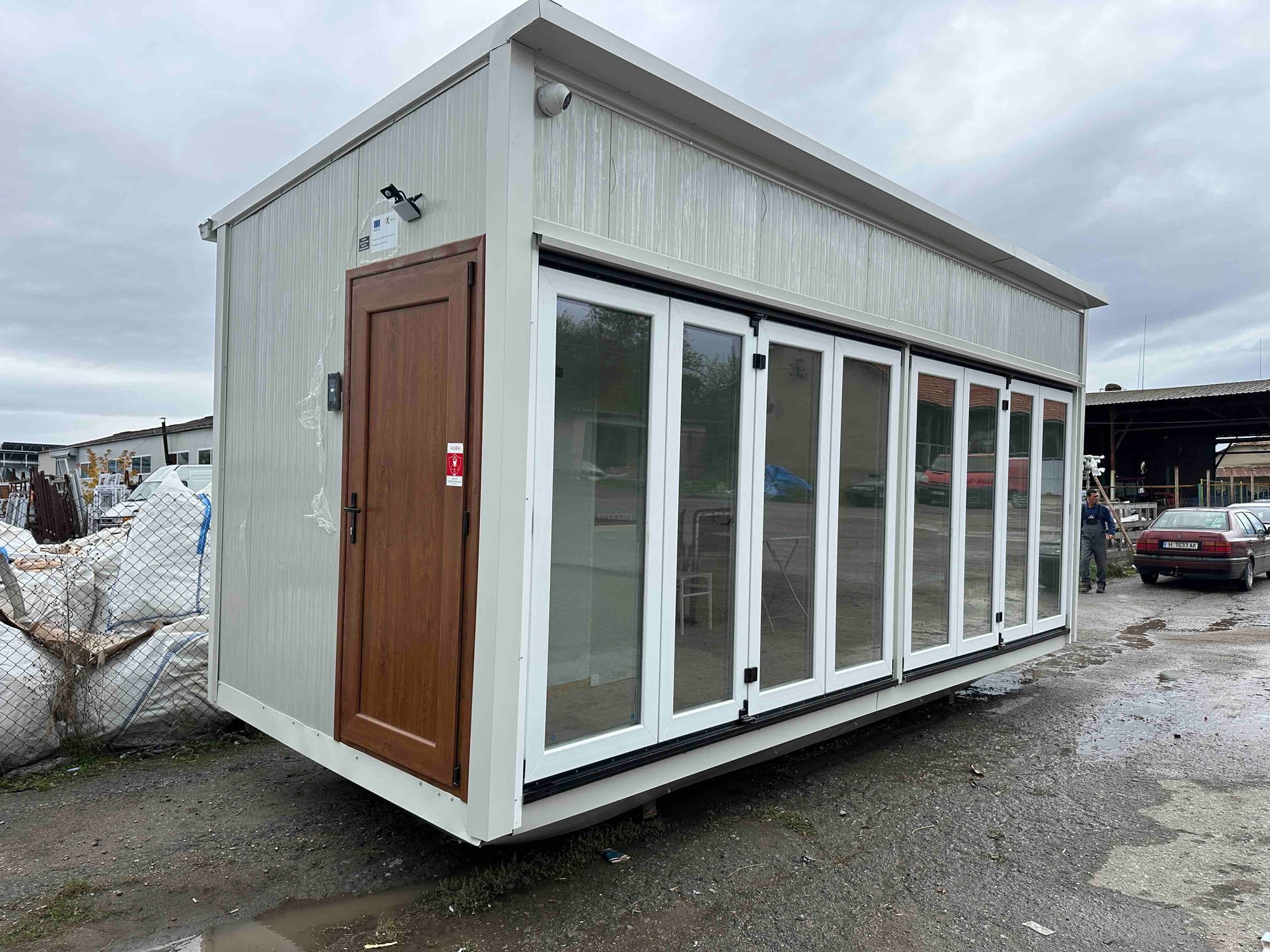 Подходящ за офис, жилище или търговска дейност.