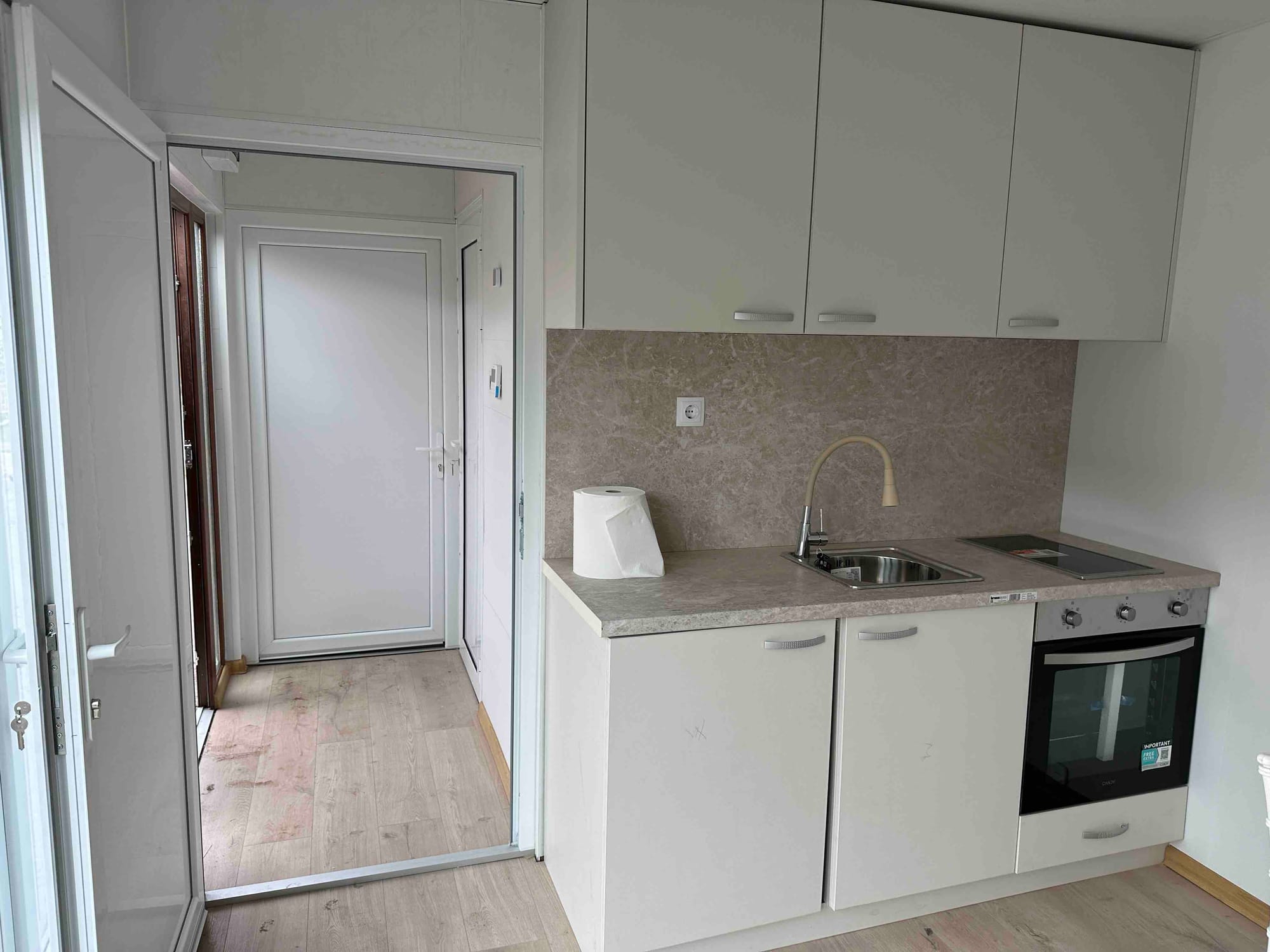 Подходящ за офис, жилище или търговска дейност.