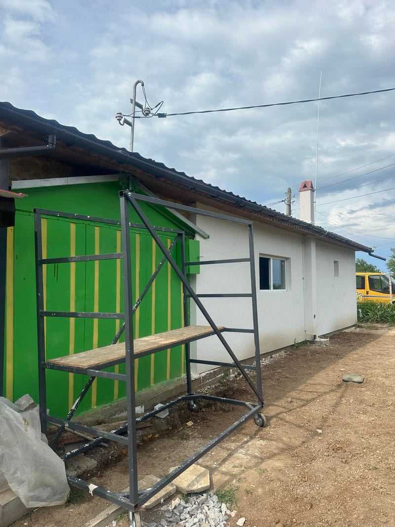 Запазена стара постройка, изграден общ покрив на стара и нова постройка