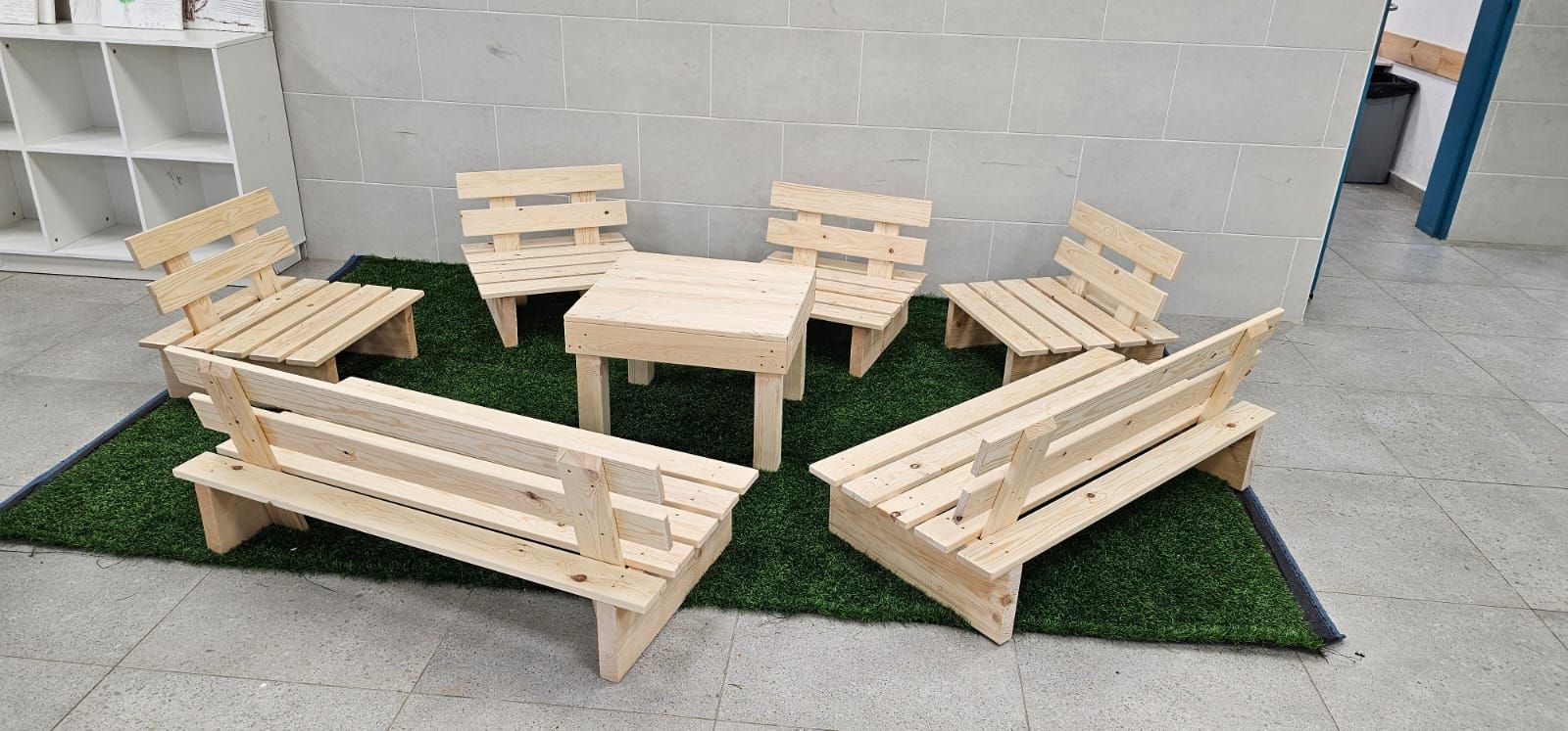 פינות ישיבה במרחבי בית הספר