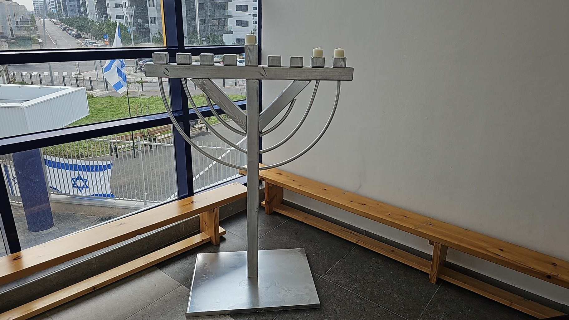 חנוכיה גדולה לבית הספר