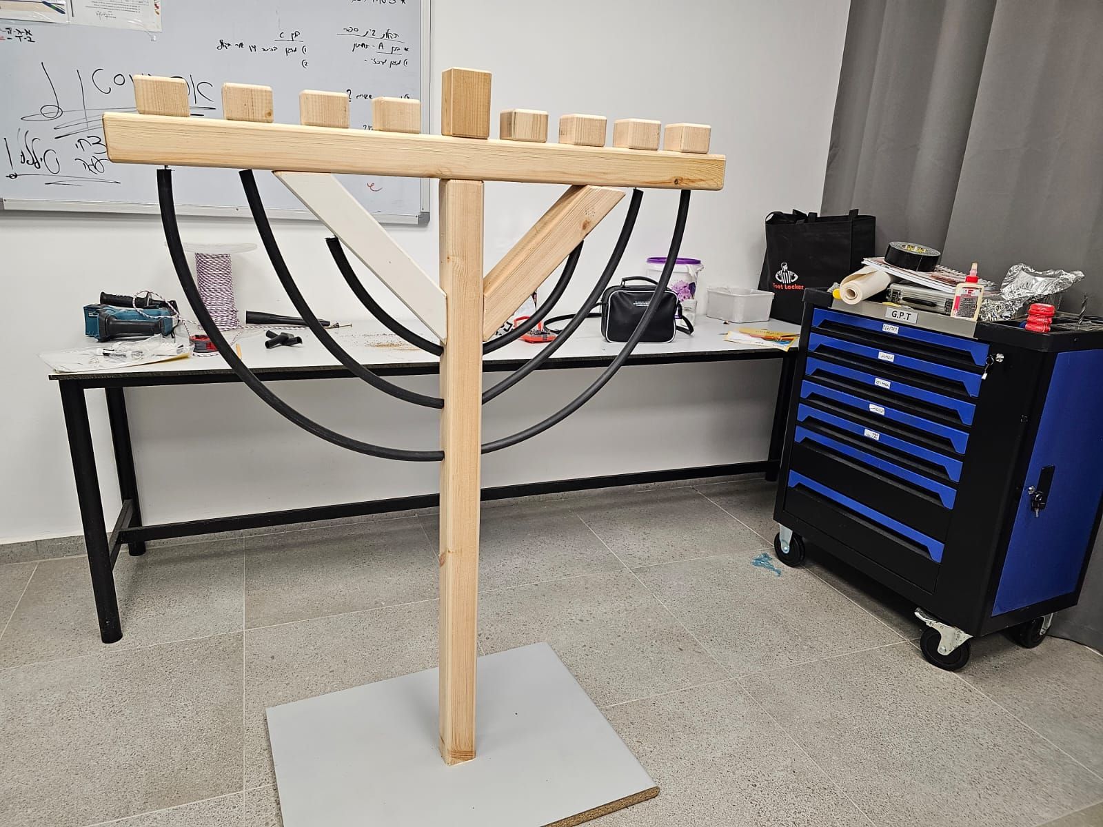 בניית חנוכיה לבית הספר