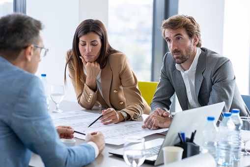 KOJA JE RAZLIKA IZMEĐU DEFINIRANOG I NE DEFINIRANOG RADNOG ODNOSA ?