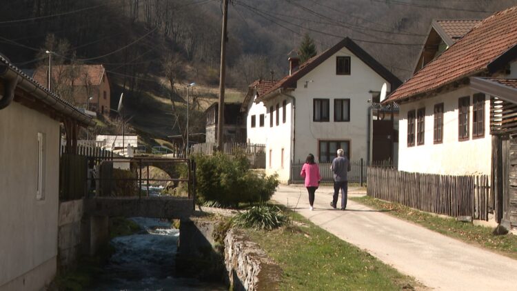 ŽIVOT OSOBA S INVALIDITETOM U MALIM SREDINAMA