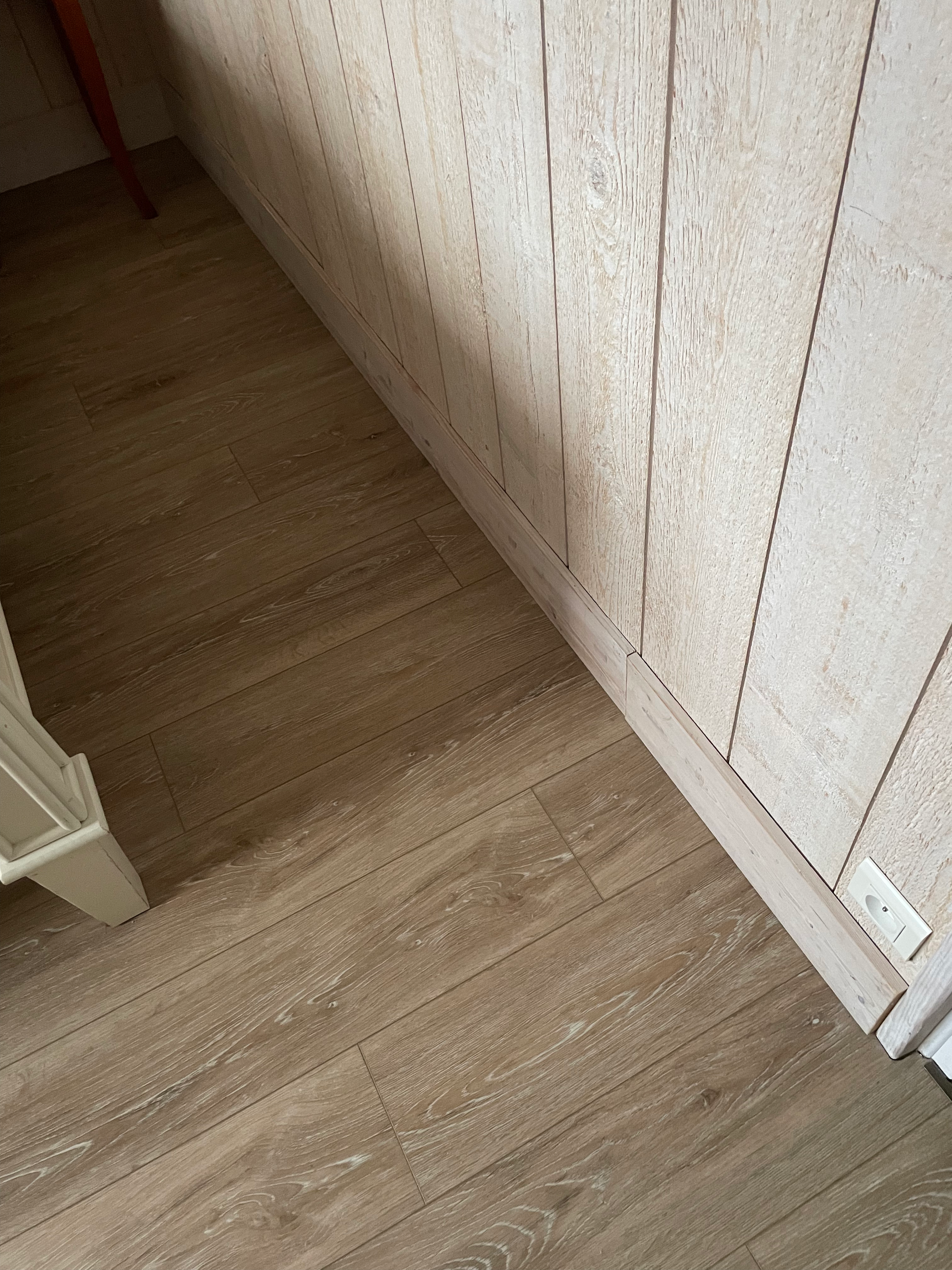 Pose de panneaux bois muraux