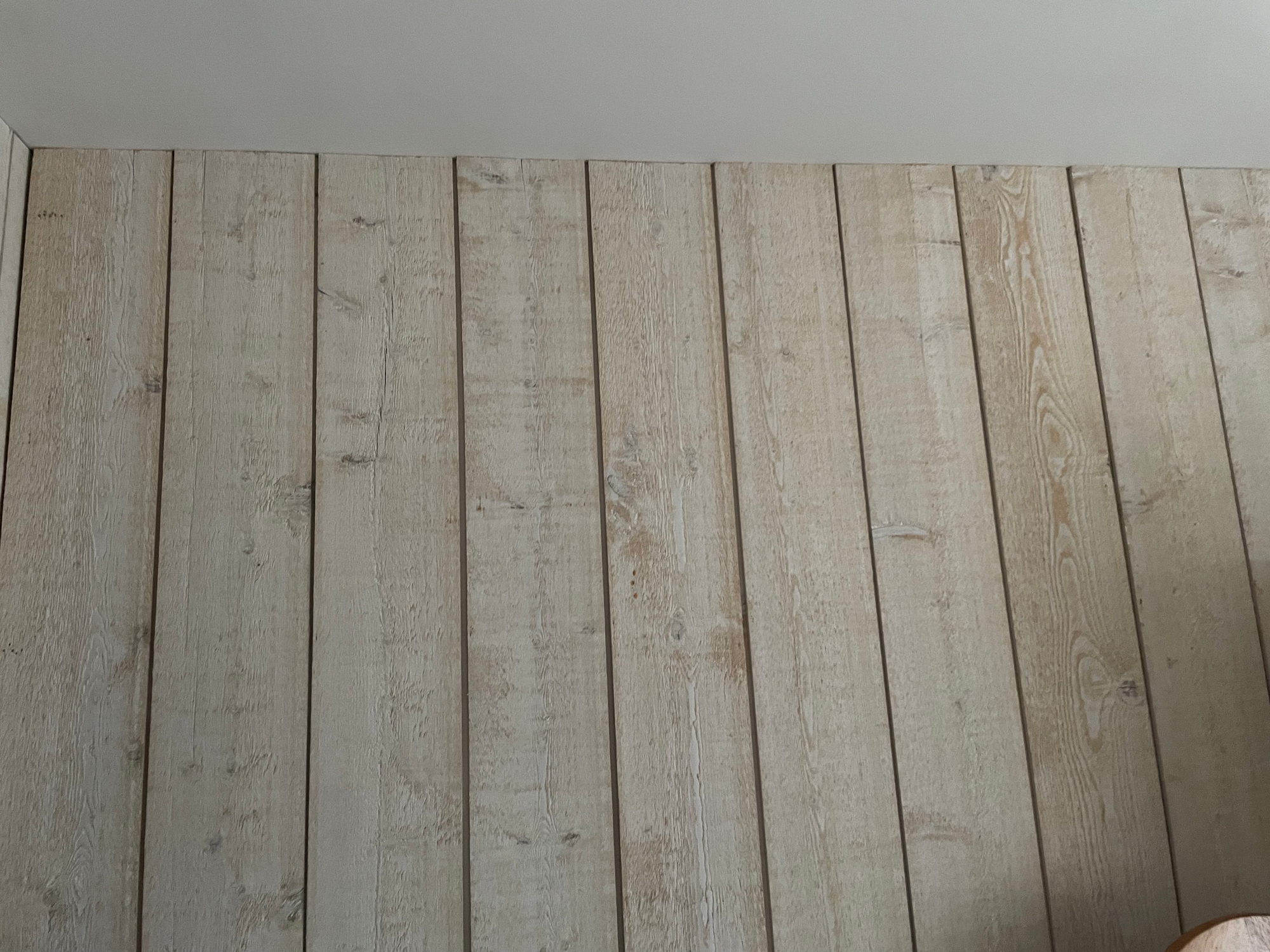 Pose de panneaux bois muraux