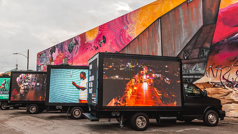 Camioane și remorci LED DOOH