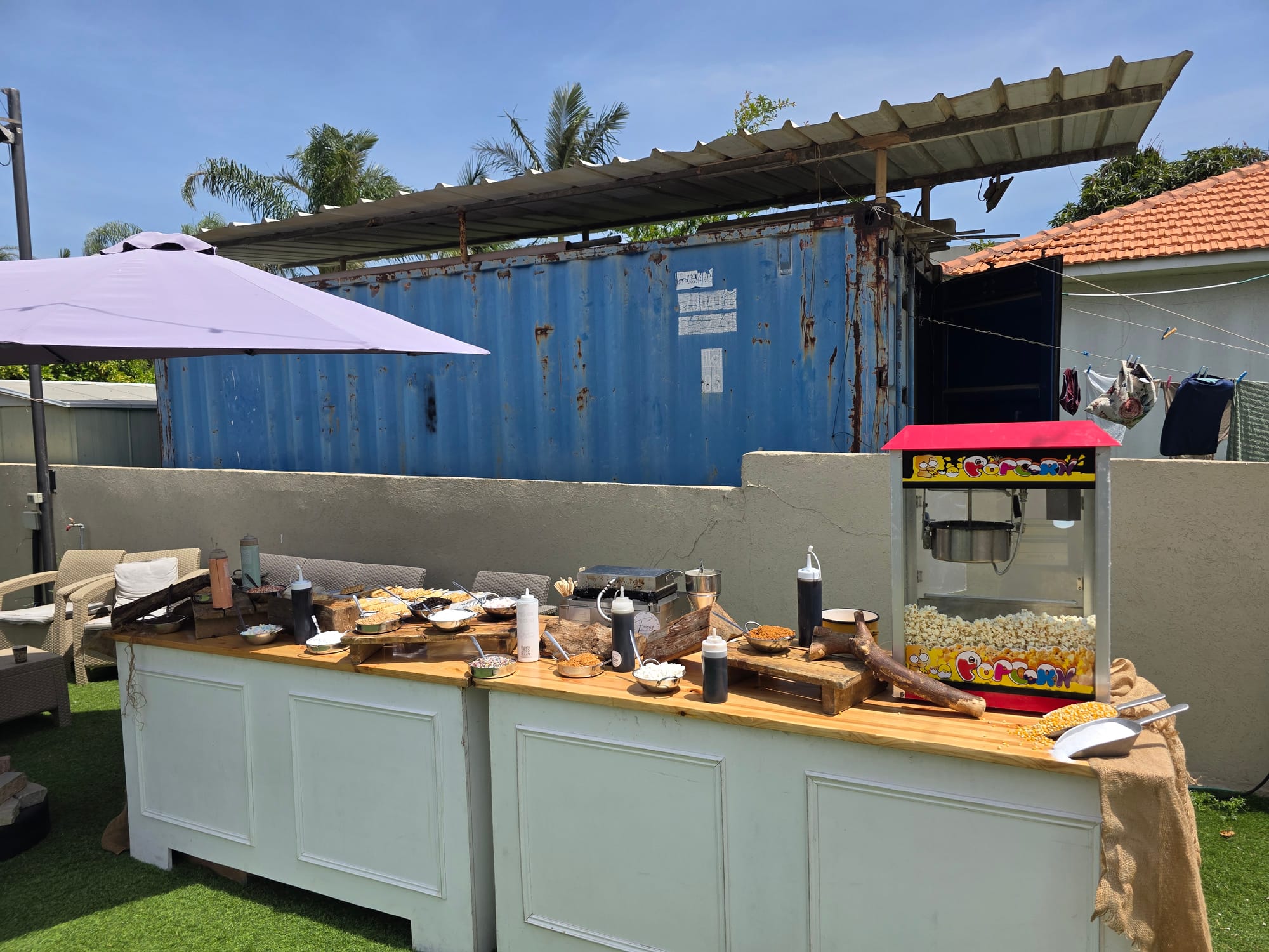 דוכן וופל בלגי מפנק עם פופקורן חם וטעים כמו בקולנוע