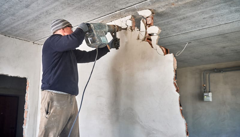 تكسير الجدران الداخلية وإعادة توزيع المساحات