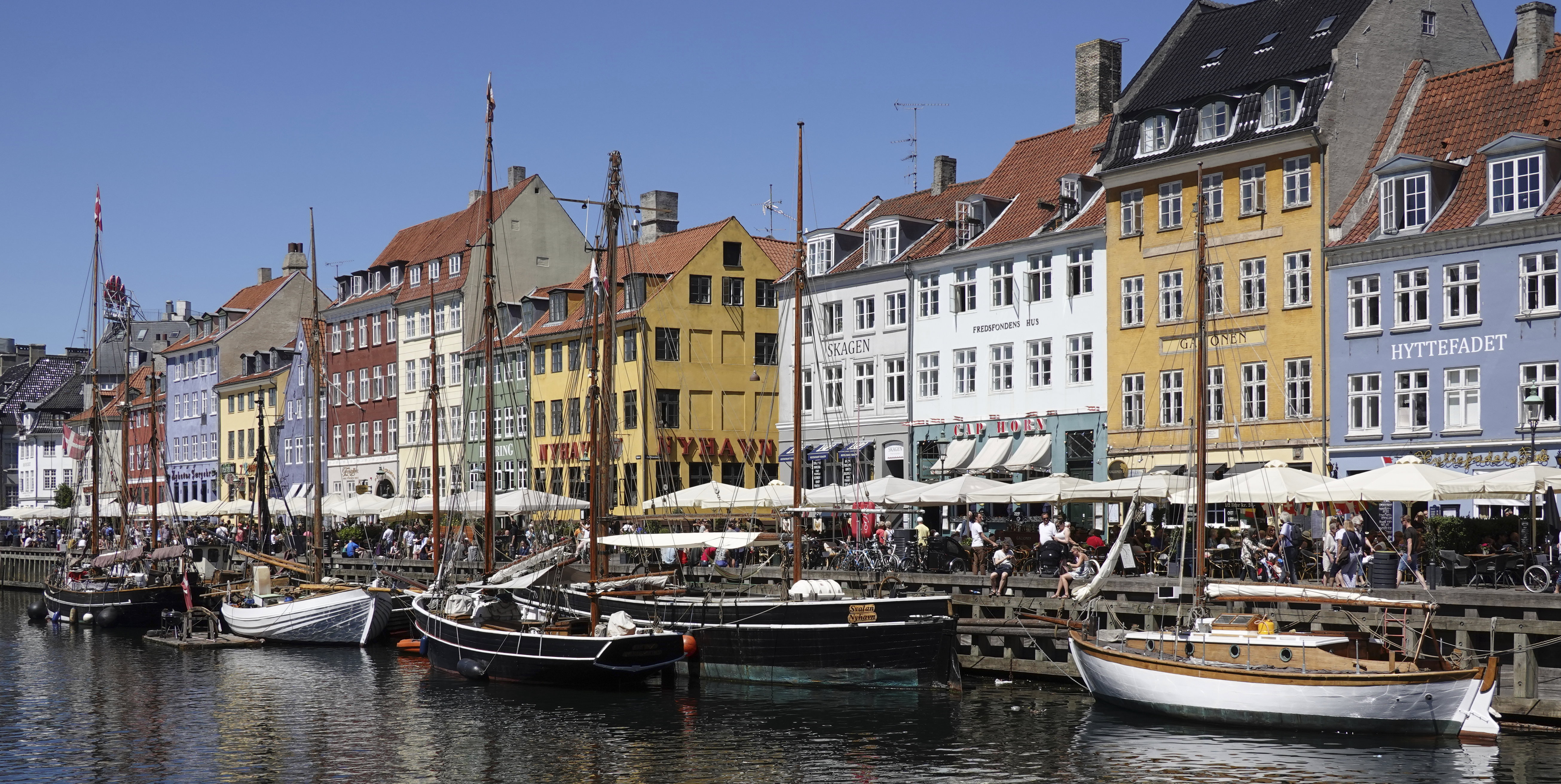 Nyhavn  ניהאבן הסמל של קופנהגן: בתים צבעוניים, תעלות, מסעדות ואווירה קסומה.