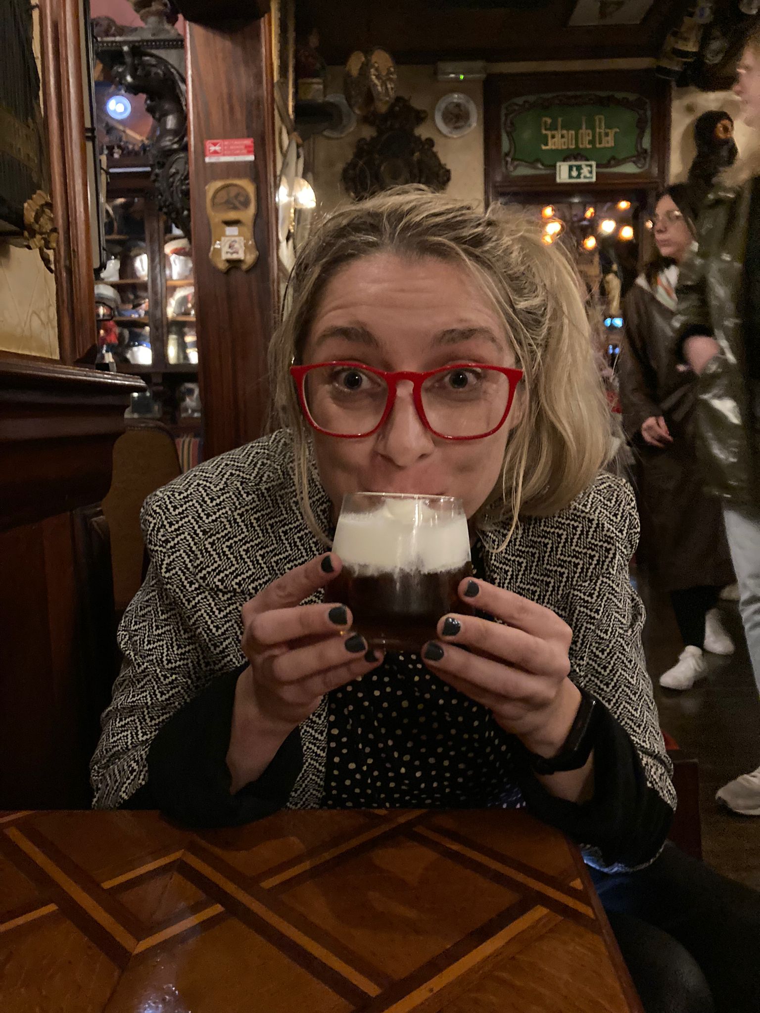 Moira, South African Portugal property blogger in a Lisbon café