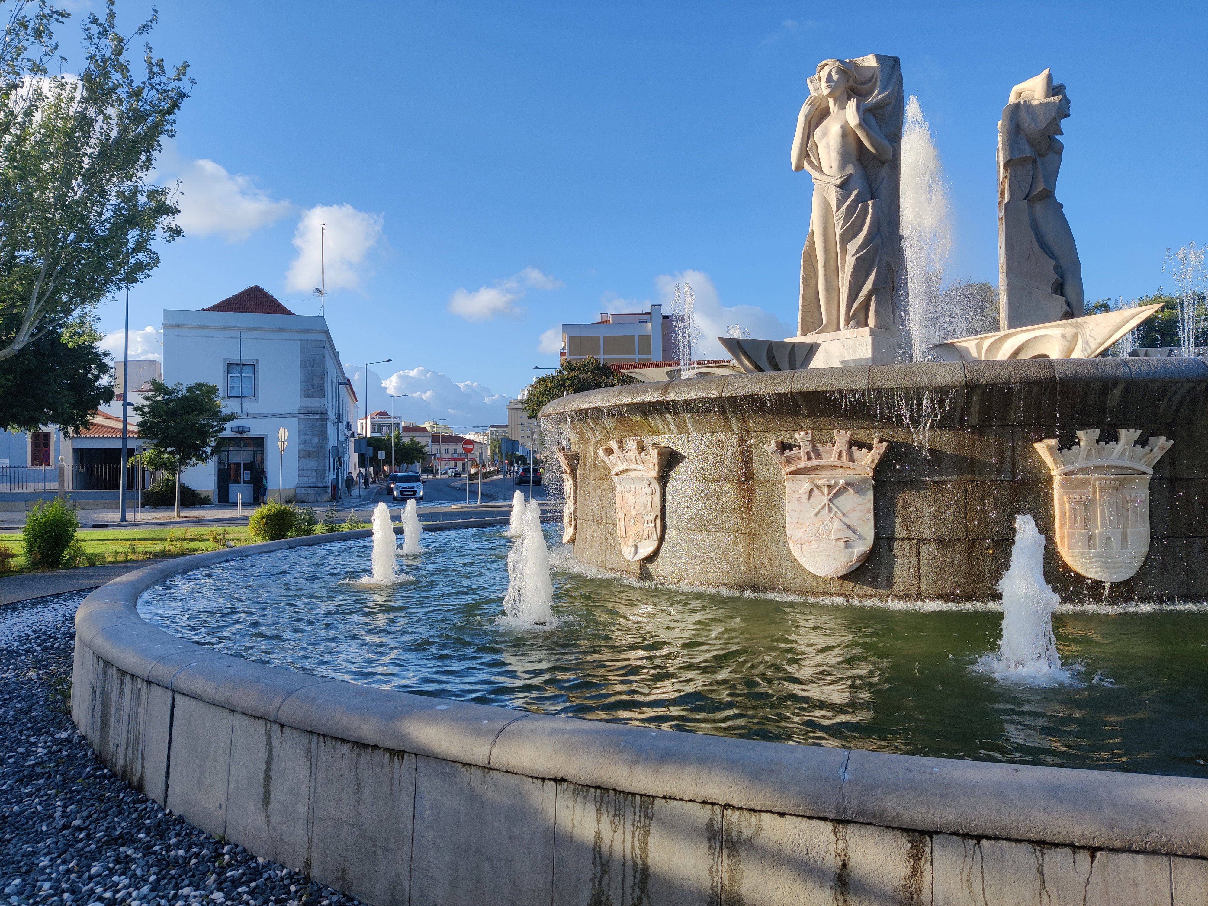 Public fountain and sculpture in a Setúbal town square
