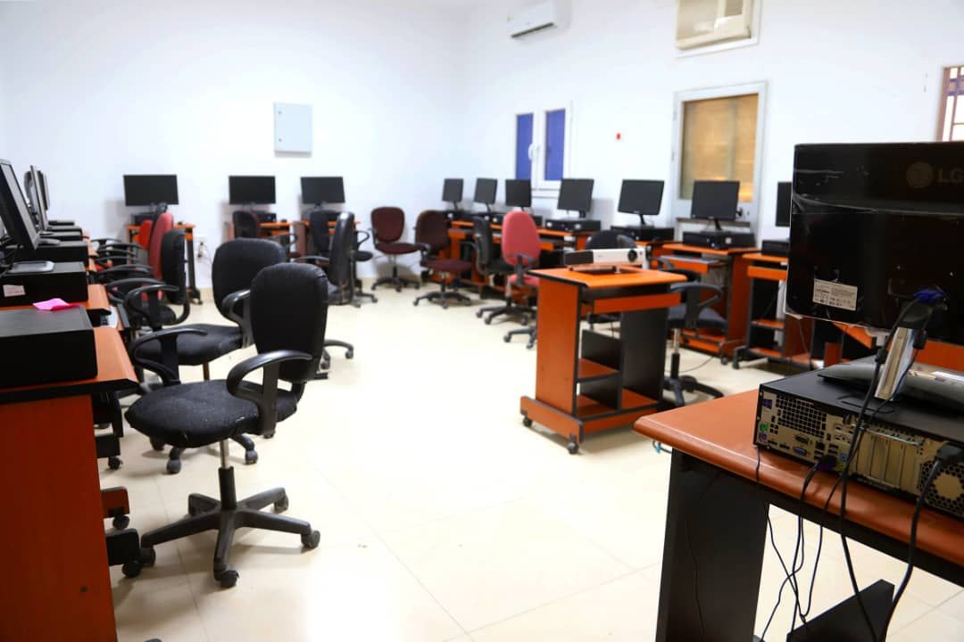 💻 تطوير المعامل التقنية لدعم تخصصات البرمجة والتطبيقات