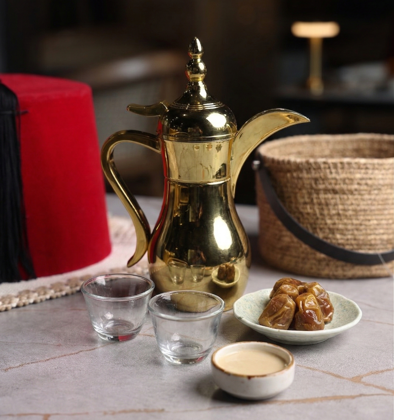 دلة قهوة عربي مع التمر - Arabic coffee pot with dates