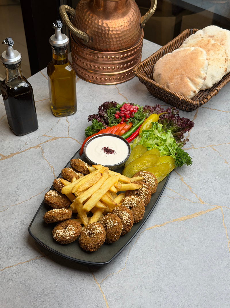 صحن فلافل مشكل / Mixed falafel plate
