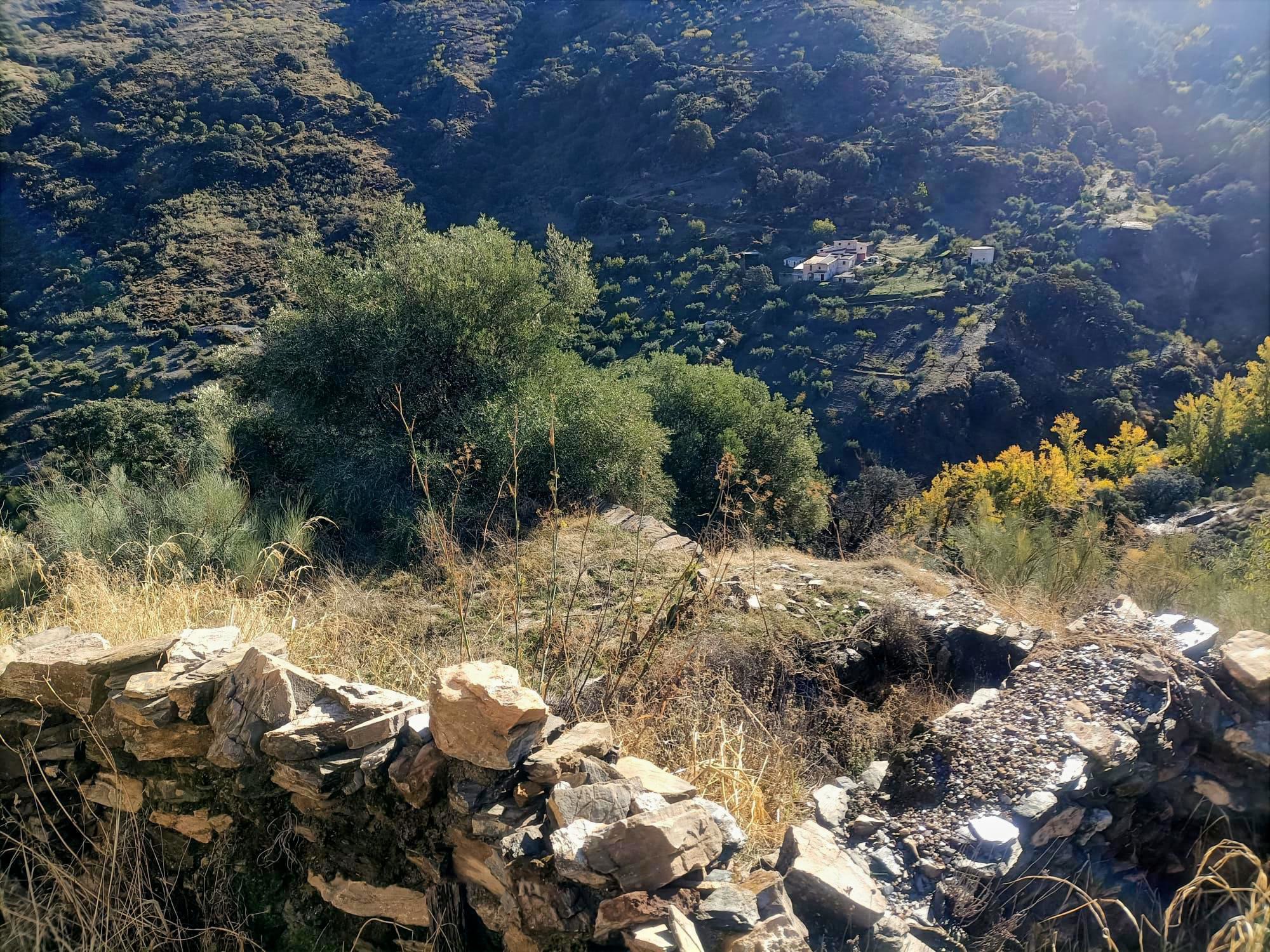 Ruina que requiere una renovación completa, situada en un lugar encantador de Torvizcón, con posibilidad de construir un nuevo edificio con 3Ha de terreno      45 000 €.