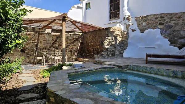Chalet semi-independiente y magníficamente reformado con potencial de inversión en Torvizcón               145 000 €