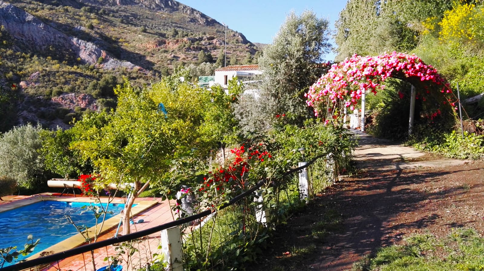 Encantador cortijo de 230 m² con 6 Ha de terreno, abundante agua, piscina, establos para caballos y una ubicación privilegiada cerca del río Guadalfeo, perfecto tanto para vivir como para una excelente inversión en alquiler turístico  420 000€