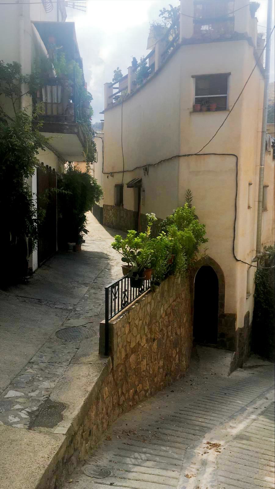 Preciosa casa con casita independiente, ideal para invertir. Precio: 85 000 €.