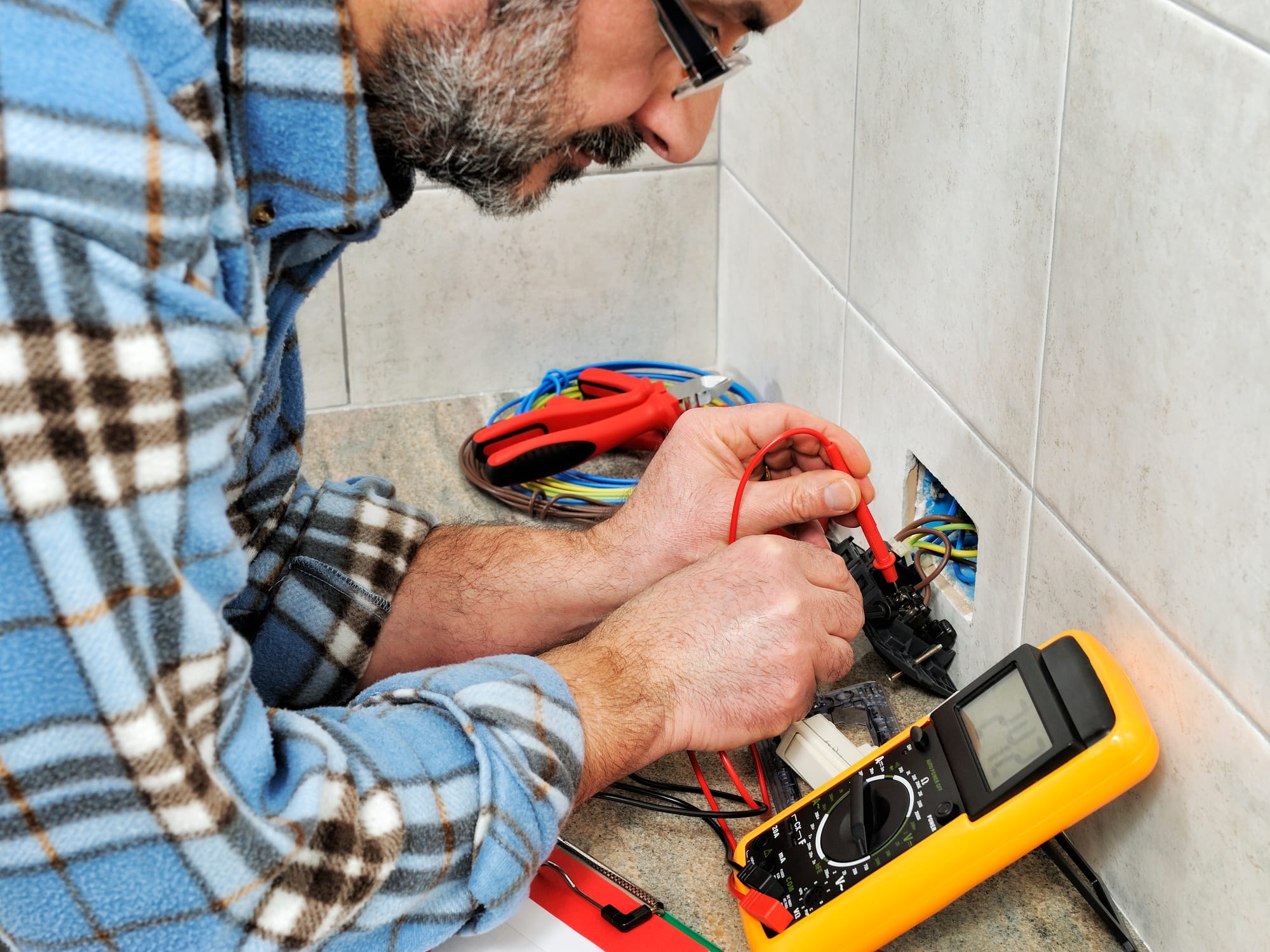 Elektromos hibaelhárítás és zárlatkeresés – mikor kell azonnal villanyszerelőt hívni?