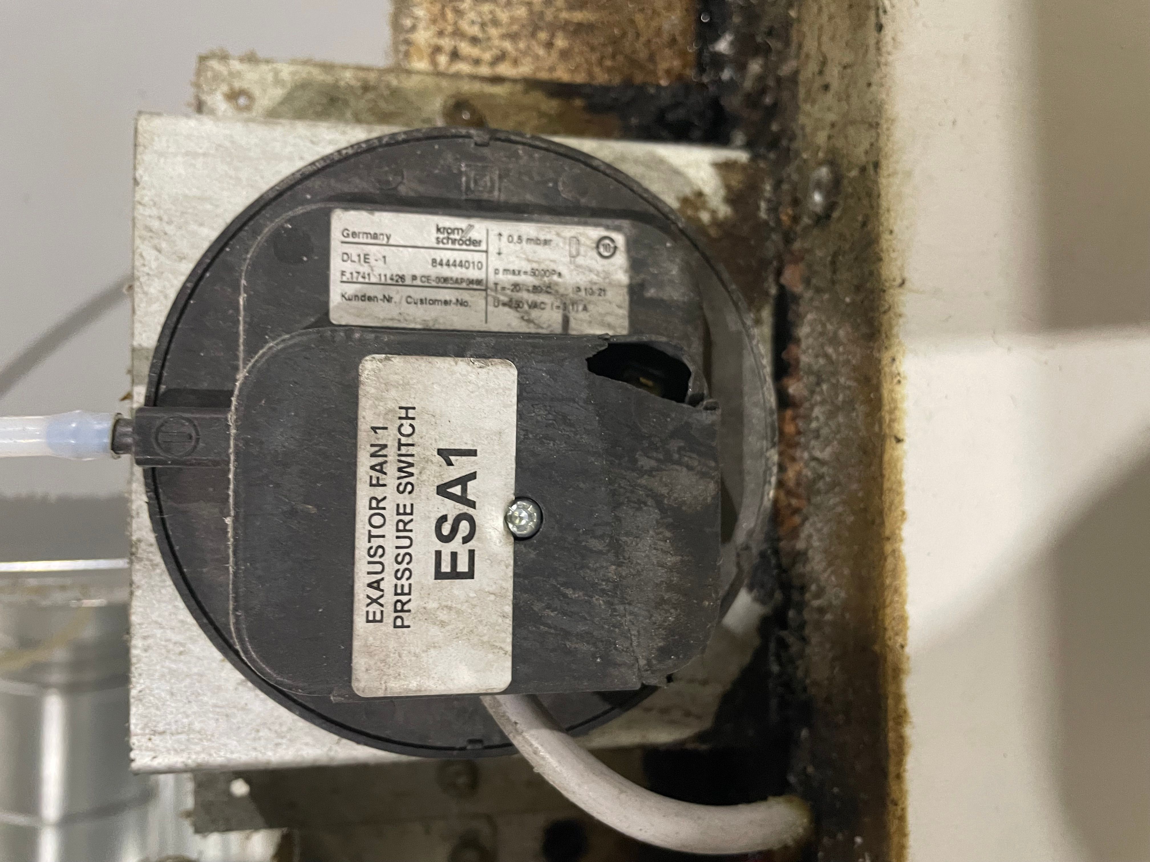 SMR pressure switch exhaust