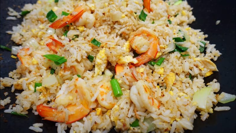 ข้าวผัดกุ้ง แกงจืดไชเท้า มันน้ำเชื่อม