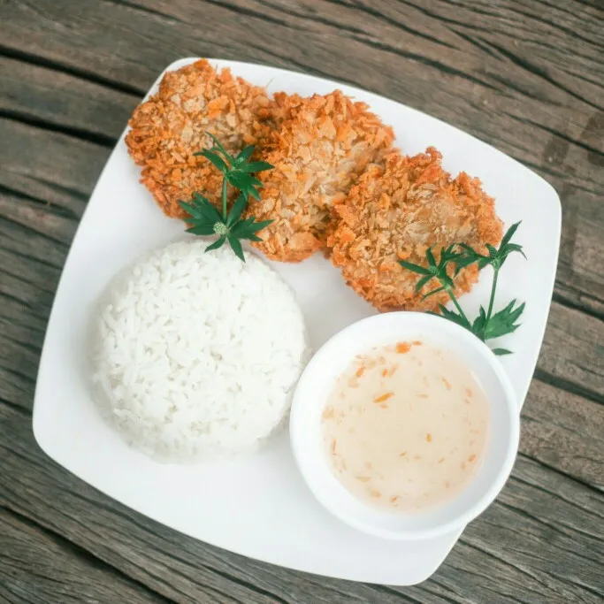 ข้าวทอดมันหมู แกงจืดฟัก เฉาก๊วยน้ำเชื่อม