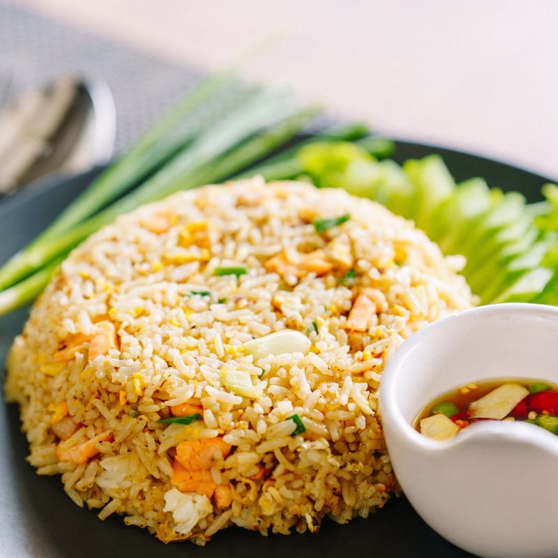 ข้าวผัดแซลมอน แกงจืดฟัก กล้วยบวชชี