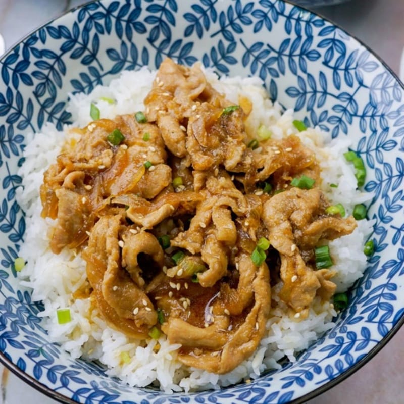 ข้าวหน้าหมูนุ่ม แกงจืดกะหล่ำปลี สับปะรด