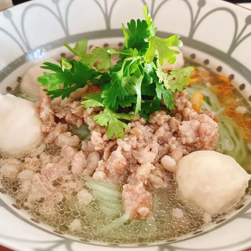 บะหมี่หยกลูกชิ้นปลา ฝรั่ง
