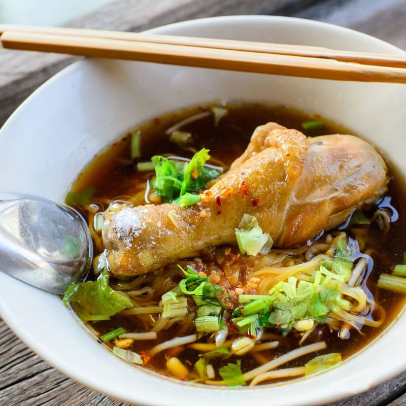 บะหมี่เหลืองไก่ตุ๋น ชมพู่