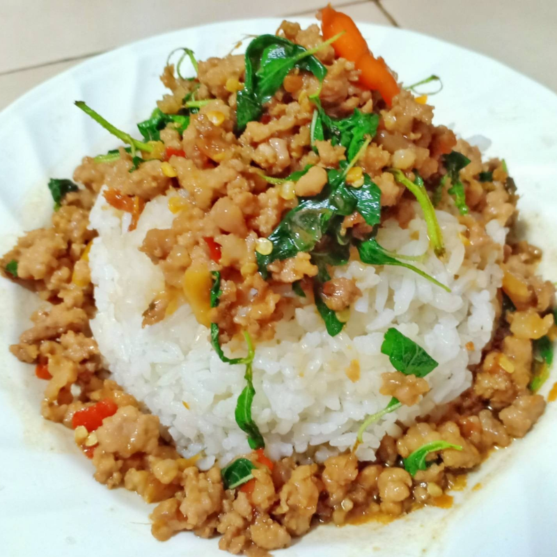 ข้าวกะเพราหมูสับ แกงจืดกะหล่ำปลี ชมพู่