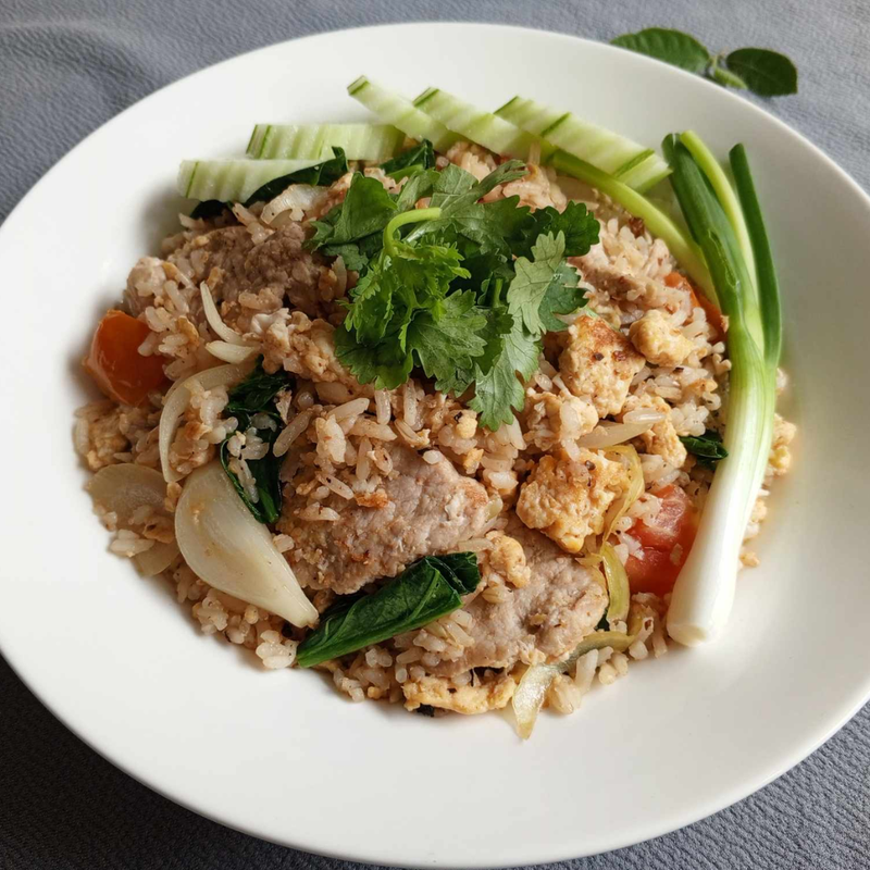 ข้าวผัดหมู แกงจืดฟัก สับปะรด
