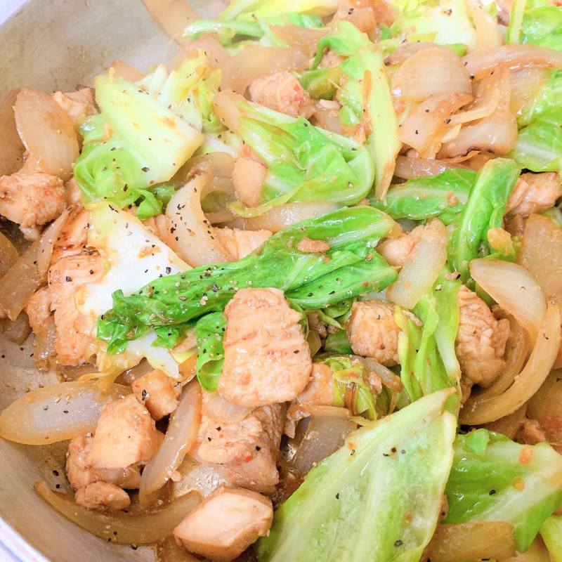 ข้าว ผัดผักรวมมิตรไก่ แกงจืดสาหร่าย ฝรั่ง