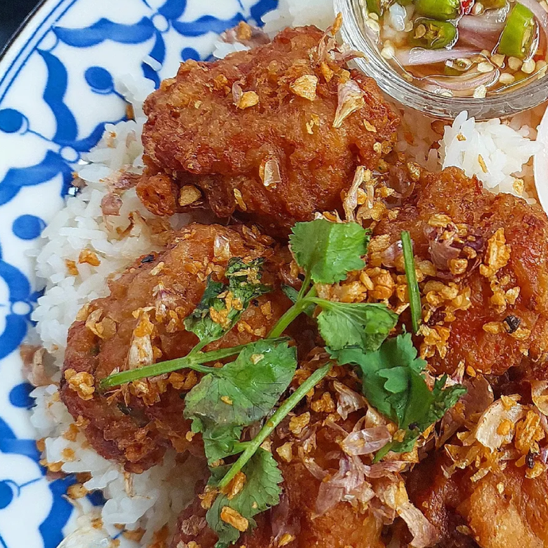 ข้าวหมูปั้นก้อนทอด แกงจืดฟัก ชมพู่
