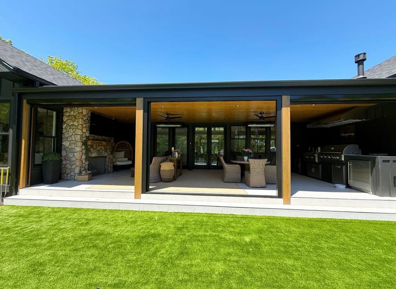 Covered porch / Backyard 