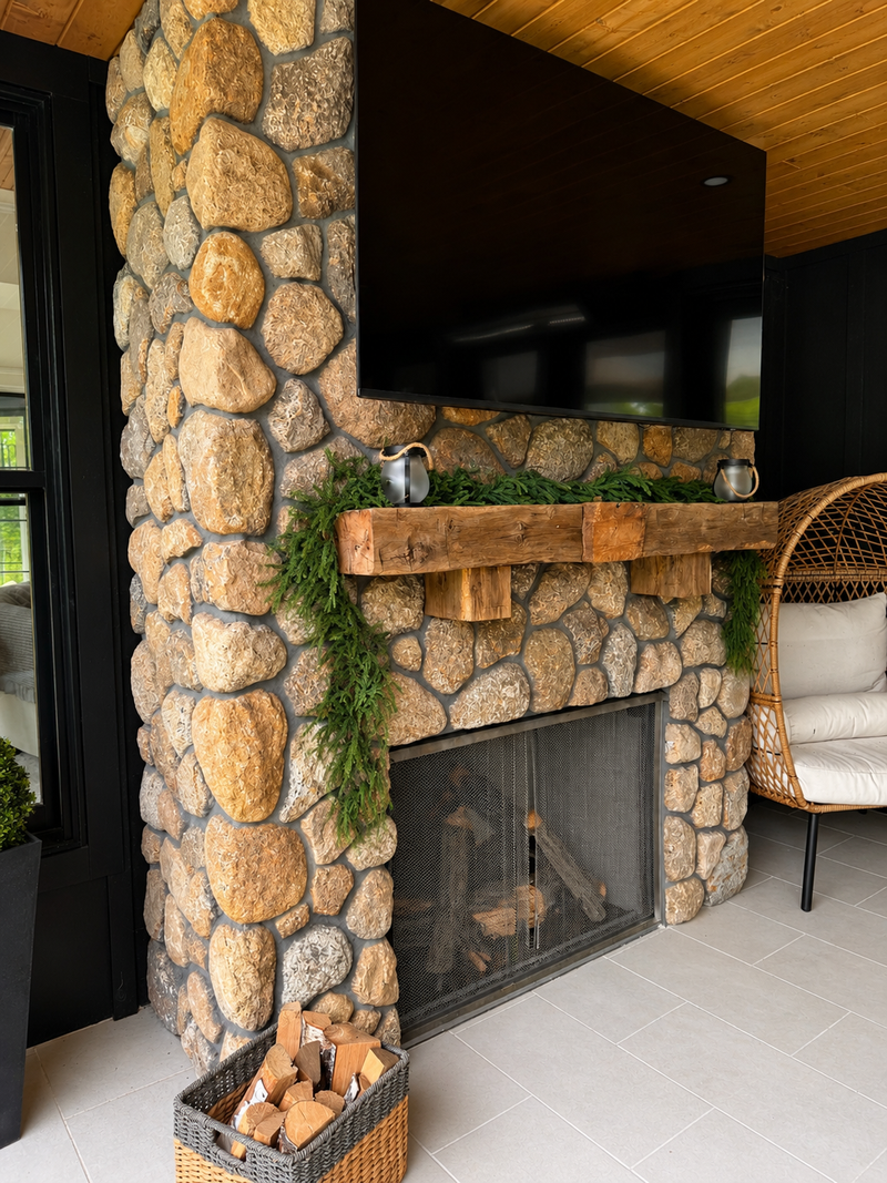 Covered porch / Backyard 