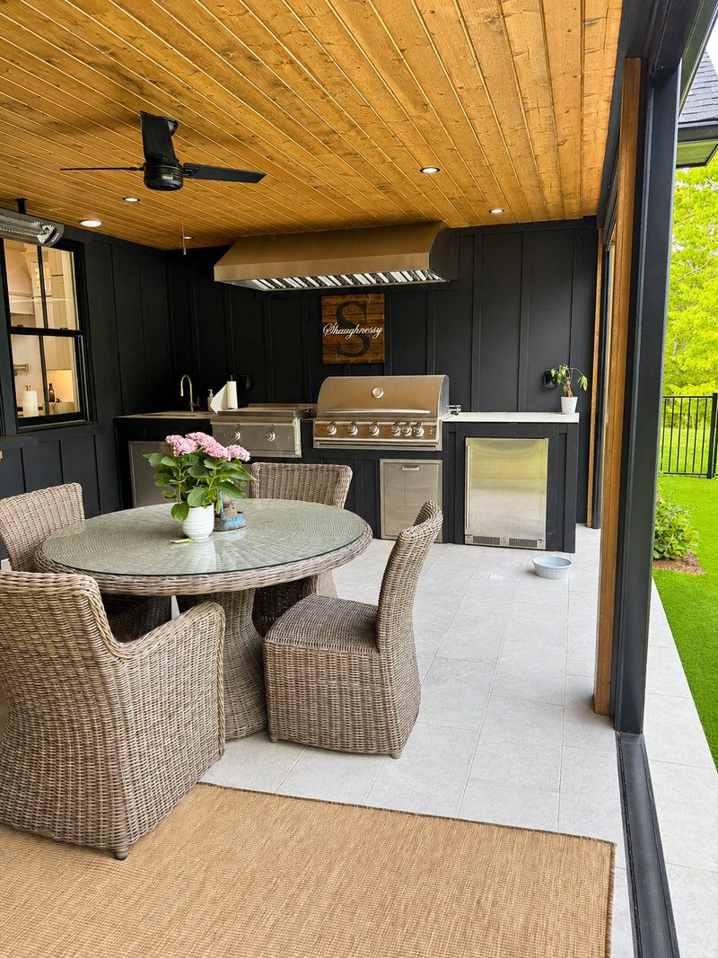 Covered porch / Backyard 