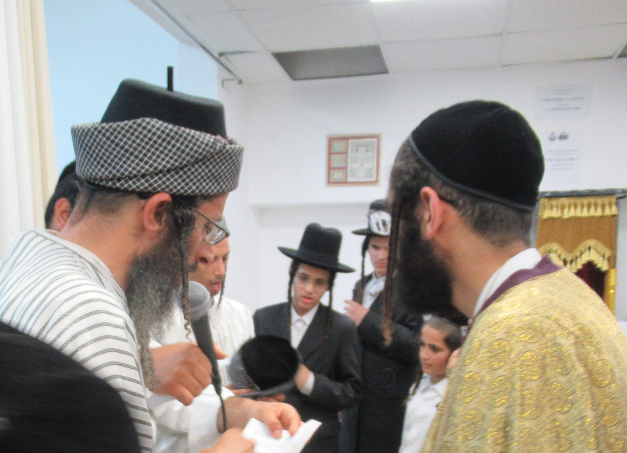 חייב אדם להקביל פני רבו ברגל - ישעי.