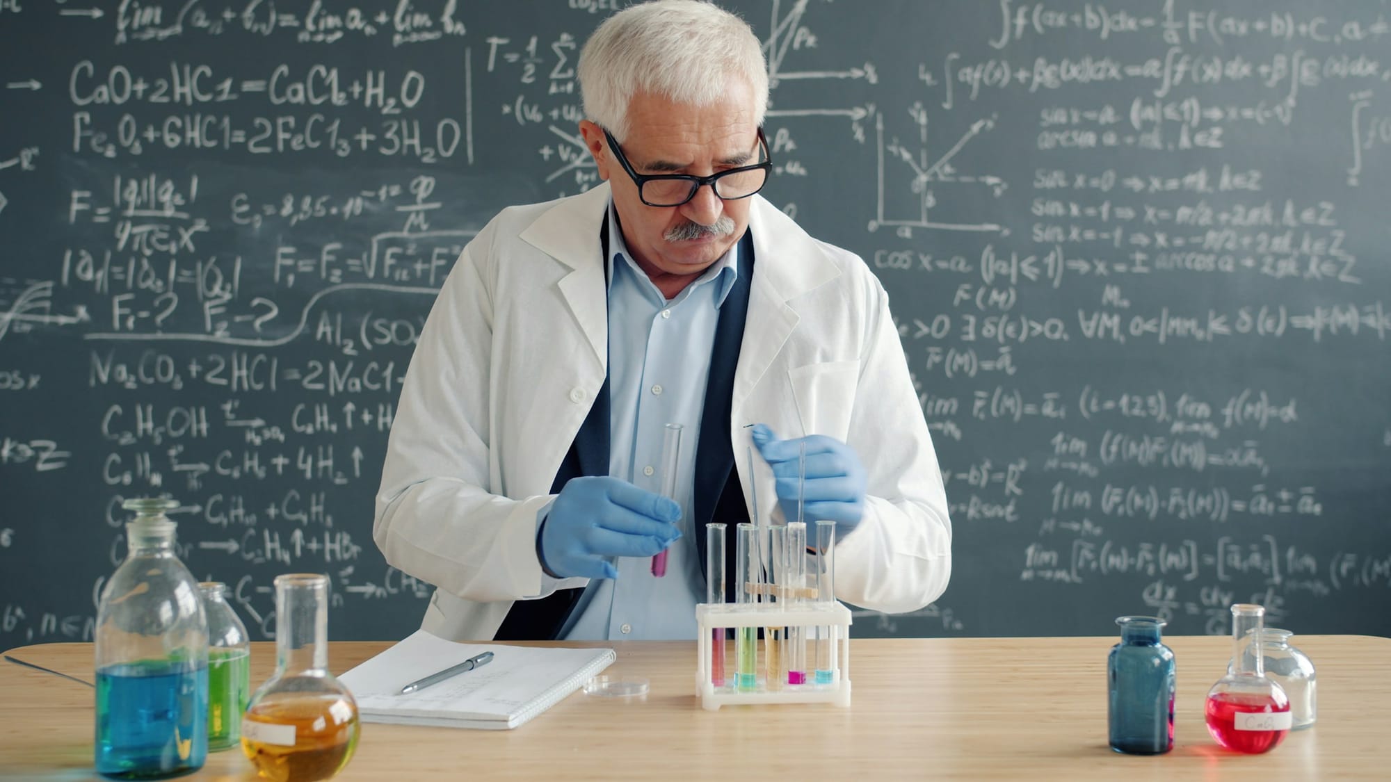 Nobel de Química de 2026 vai para pesquisa sobre moléculas espelhadas