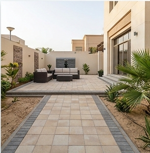 alt="فناء منزل حديث ونظيف بعد خدمات غسيل وتنظيف الحدائق والواجهات من شركة سوبر فاست بالكويت"