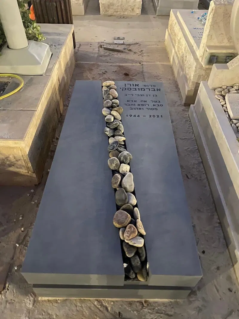 מצבה משפחתית שוכבת מיוחדת #30