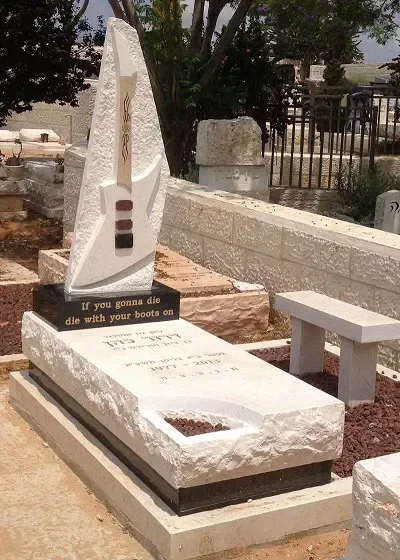 מצבה בעיצוב גיטרה חשמלית (53)
