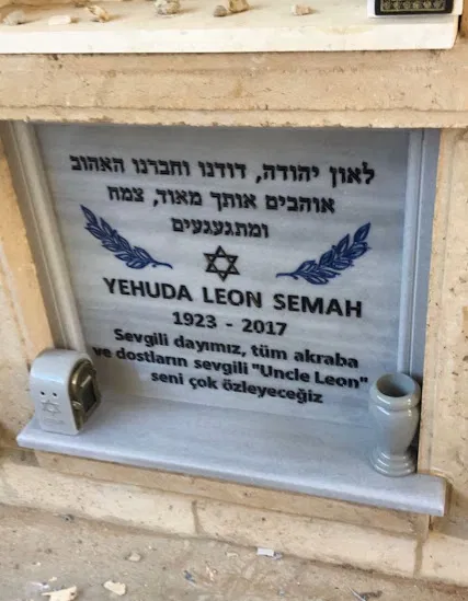 מצבה קיר (411)