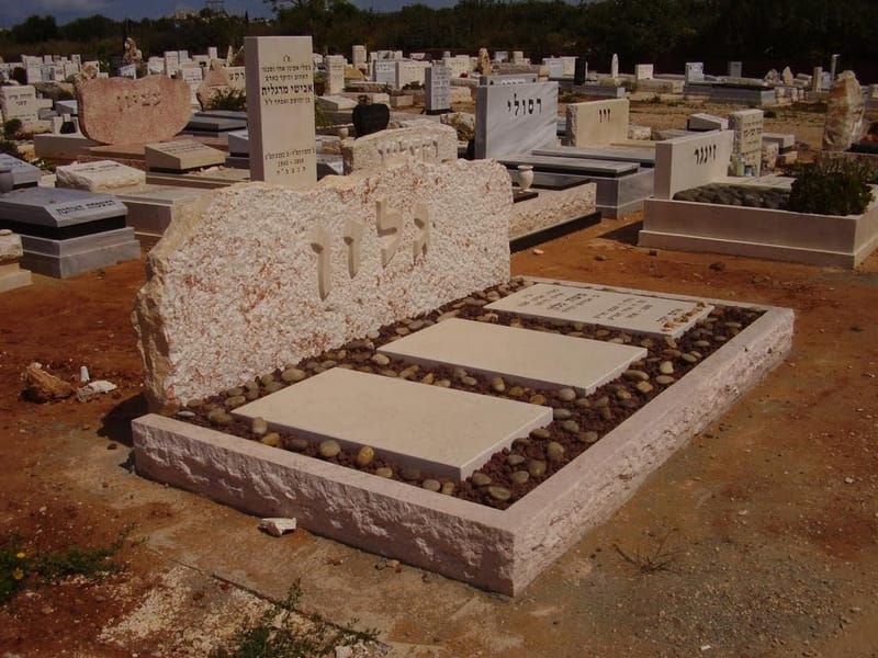 מצבה כפולה לשלושה (223)
