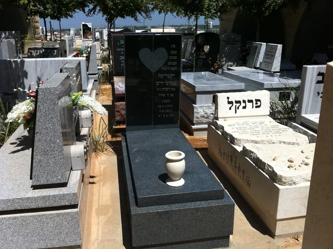 כדים למצבות | כד לבן על מצבה בגוון שחור