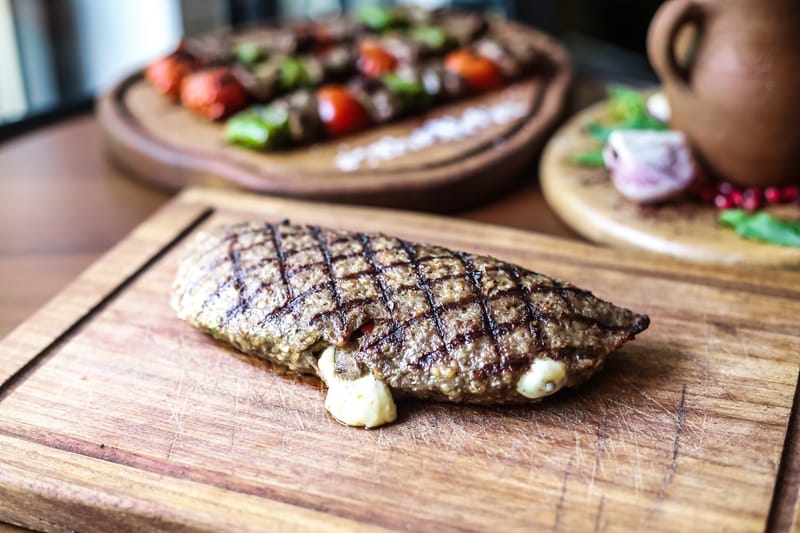 20. Bifteki Grill mit Schafskäse