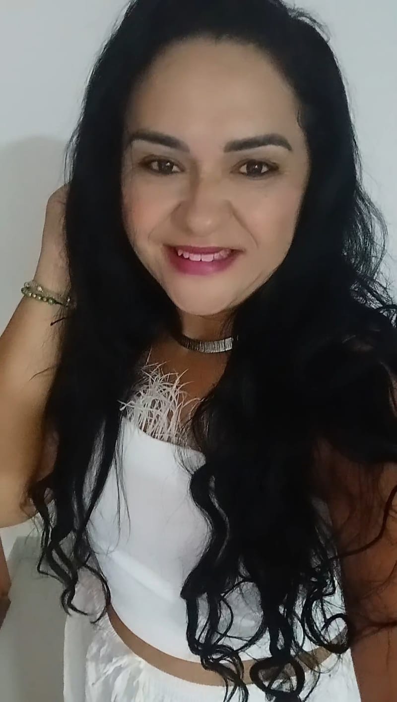 Meu compromisso é caminhar ao seu lado nessa jornada de descoberta, respeitando seu tempo e sua história.