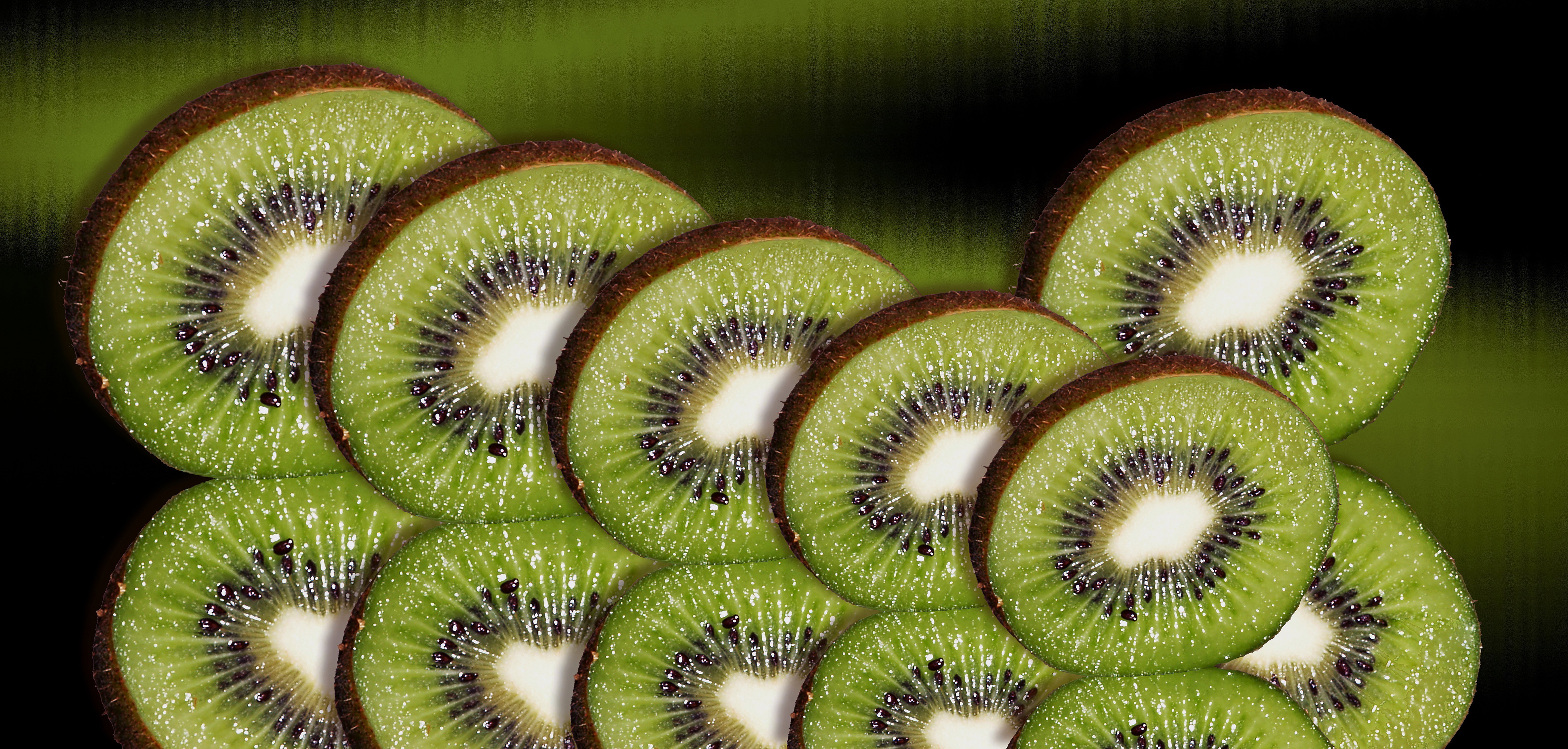 Sliced kiwi fruit supporting healthy digestion