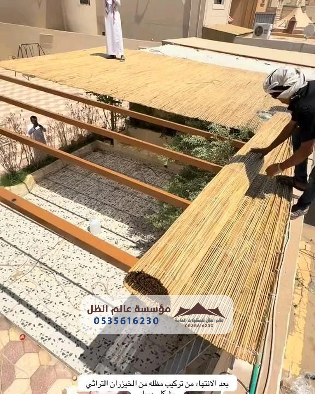 خطوات احترافية لتركيب رولات الخيزران الباكستاني على هيكل حديدي متين بواسطة خبراء عالم الظل.
